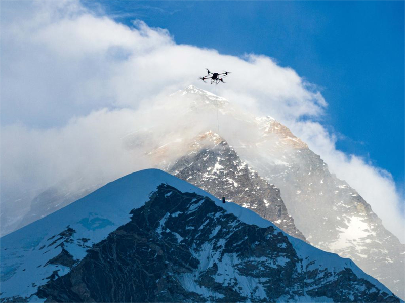 DJI réalise avec succès les premiers essais de livraison par drone sur le mont Qomolangma, au Népal