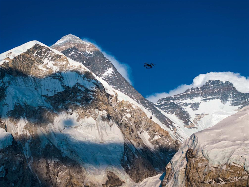 DJI réalise avec succès les premiers essais de livraison par drone sur le mont Qomolangma, au Népal