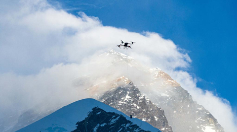 DJI réalise avec succès les premiers essais de livraison par drone sur le mont Qomolangma, au Népal