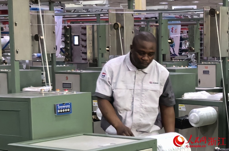 Romuald Takam Tedoum, un électricien camerounais, travaille dans un atelier du Jushi Group, un producteur chinois de fibre de verre basé à Tongxiang, dans la province du Zhejiang (est de la Chine). (Zhang Feiran / Le Quotidien du Peuple en ligne)