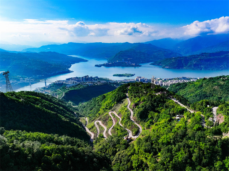 云南：评论“quatre bonnes routes rurales”为复兴农村做出贡献