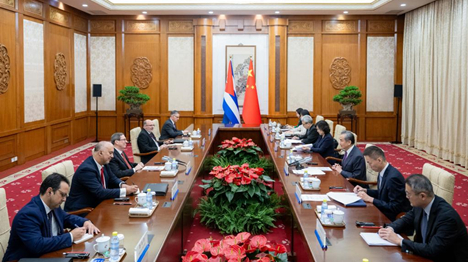 Le ministre chinois des AE s'entretient avec l'envoyé spécial du président cubain