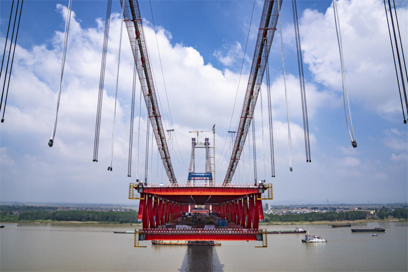 Anhui : les travaux sur le pont autoroute-rail G3 sur le Yangtsé se poursuivent à Tongling