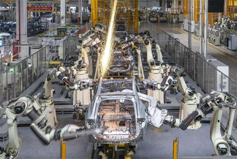 Des véhicules à énergies nouvelles sont soudés par des bras robotisés dans une usine de Nanjing, capitale de la province du Jiangsu (est de la Chine). (Zhu Hongsheng / Pic.people.com.cn)