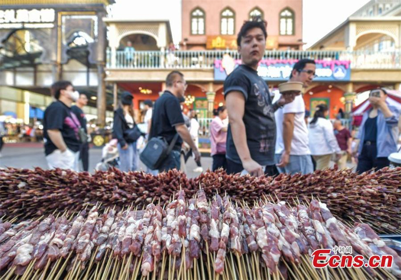 Le 2e Festival du barbecue du Xinjiang épate les visiteurs du Grand Bazar d'Urumqi