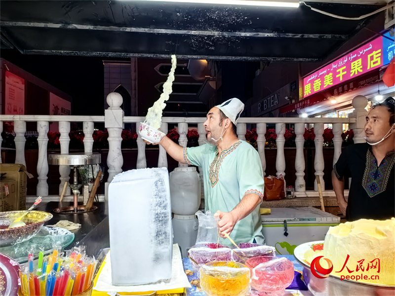 Xinjiang : le Grand Bazar International d'Urumqi, un véritable feu d'artifice urbain