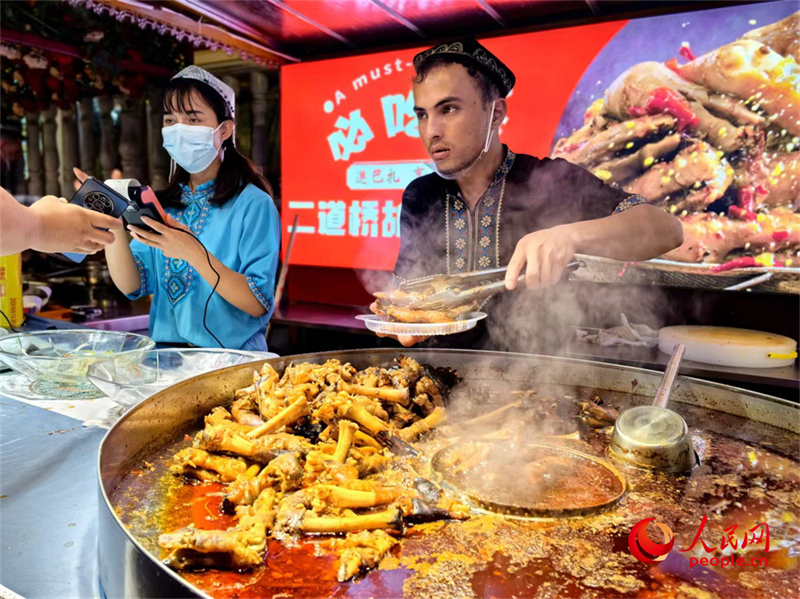Xinjiang : le Grand Bazar International d'Urumqi, un véritable feu d'artifice urbain