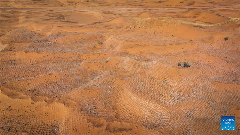 Ningxia : un outil et une technologie innovants contribuent au contrôle du sable à Zhongwei