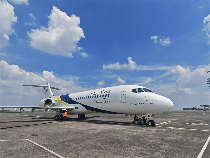 Le troisième avion à réaction ARJ21 de fabrication nationale livré par China Aircraft Leasing Group à la compagnie indonésienne TransNusa arrive dans la capitale Jakarta dans la soirée du 31 mai. C'était la première transaction transfrontalière pour un avion de fabrication chinoise réglée en yuan chinois. (Photo /Da Peng)