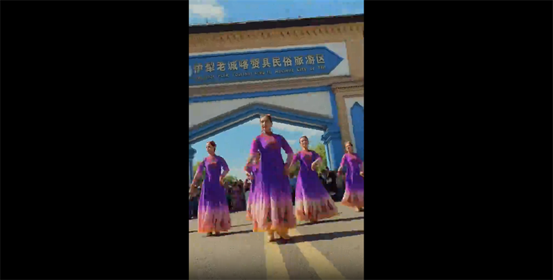 Xinjiang : les visages souriants et innocents de Kazanqi, quartier centenaire de la ville d'Yili