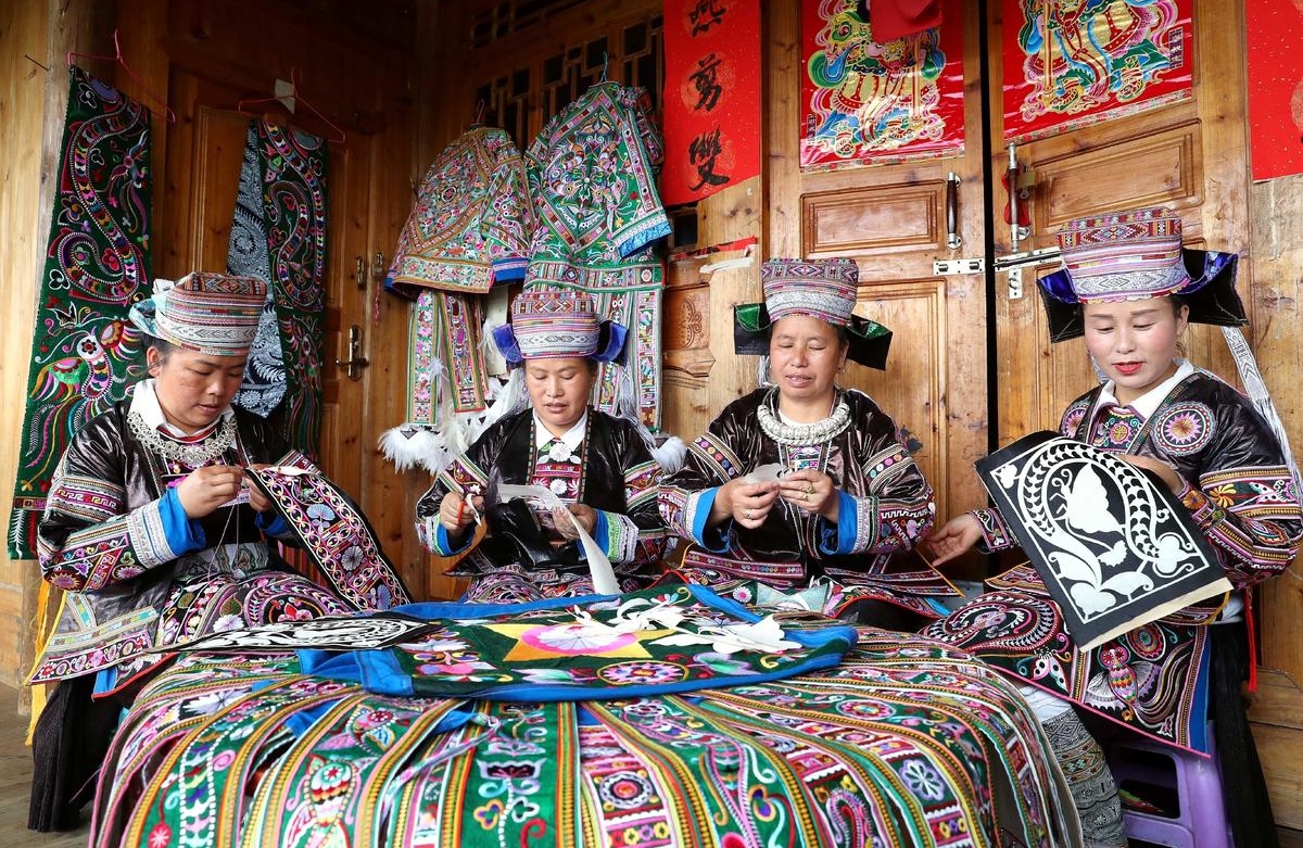 Guizhou : comment « l'économie du bout des doigts » contribue à augmenter les revenus des femmes de Rongjiang