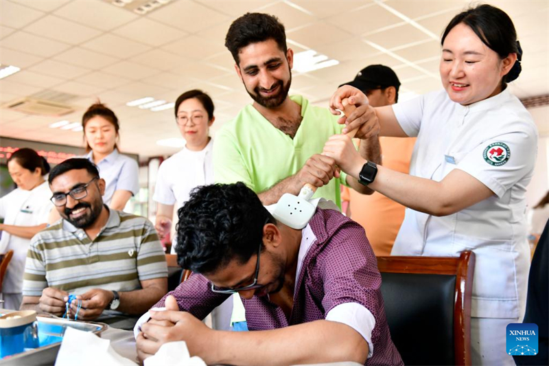 Shandong : des étudiants internationaux découvrent la médecine traditionnelle chinoise à Qingdao