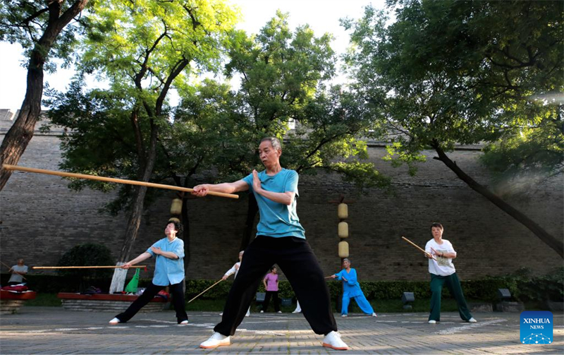 Shaanxi : la vie sportive des habitants de Xi'an au pied des remparts de la vieille ville