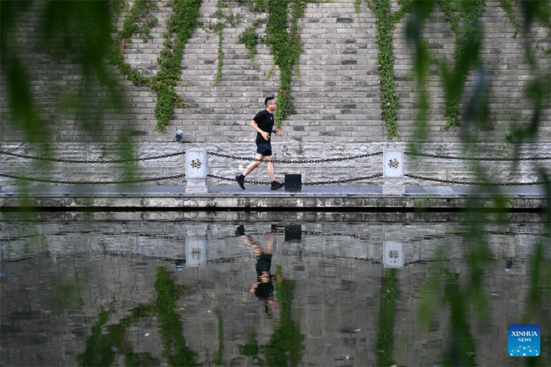 Shaanxi : la vie sportive des habitants de Xi'an au pied des remparts de la vieille ville