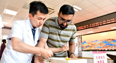 Shandong : des étudiants internationaux découvrent la médecine traditionnelle chinoise à Qingdao