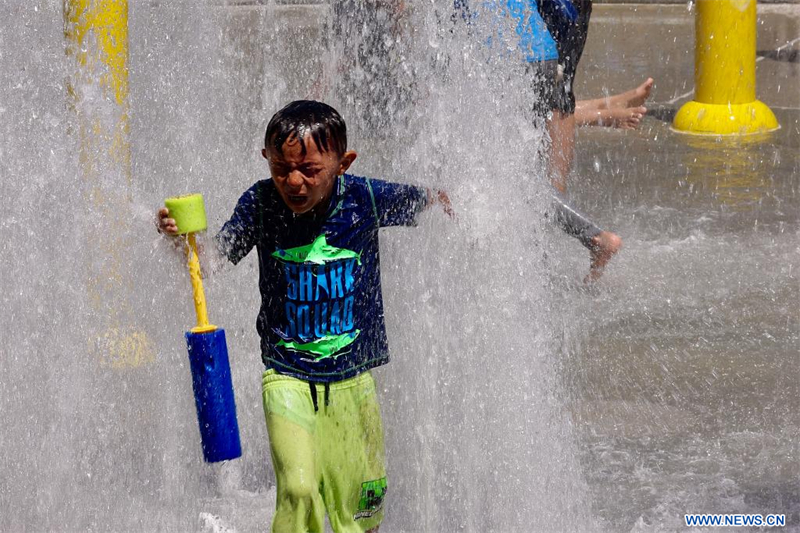 Un enfant se rafraîchit à une fontaine dans le comté d'Orange, en Californie, aux Etats-Unis, le 22 juin 2024. Une vague de chaleur intense a continué de s'abattre sur une grande partie des Etats-Unis ce week-end, provoquant des records de température et plaçant des millions de personnes en alerte canicule. (Xinhua)