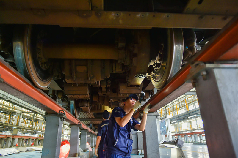 Jiangsu : la maintenance des trains UEM à Nanjing en prévision de la vague de voyages estivale