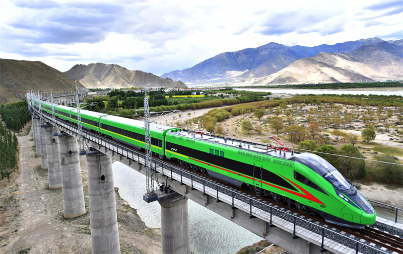 Un train à grande vitesse Fuxing circule sur la ligne ferroviaire Lhassa-Nyingchi lors d'une opération d'essai à Shannan, dans la région autonome du Xizang (sud-ouest de la Chine), le 16 juin 2021. (Photo / Xinhua)