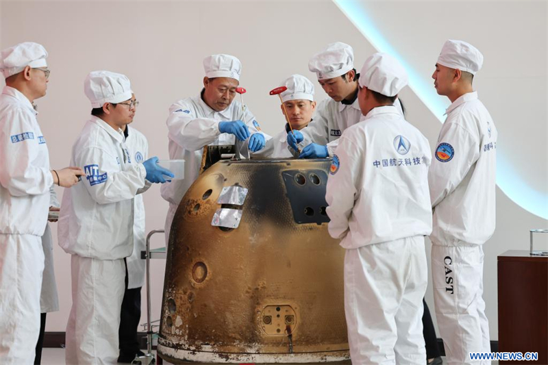 Ouverture de la capsule de retour de la sonde lunaire Chang'e-6 après son arrivée à Beijing