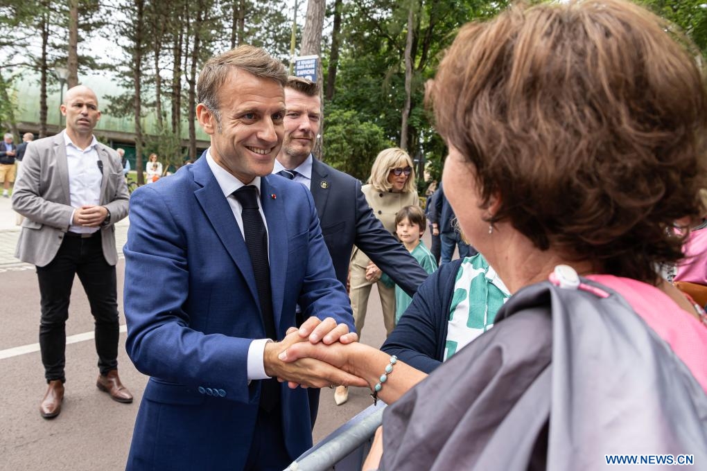 Le président français Emmanuel Macron rencontre des habitants locaux devant un bureau de vote au Touquet, dans le nord de la France, le 30 juin 2024. (Xinhua/Frank Bonham)