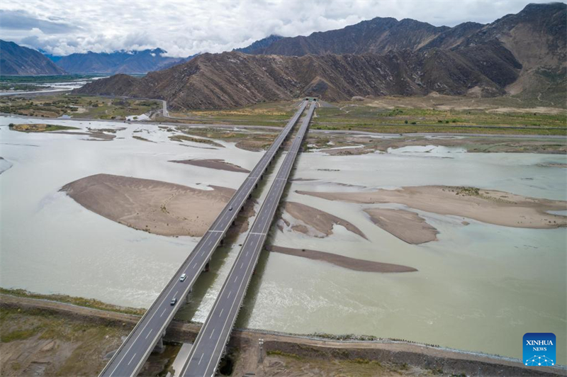 Xizang : l'autoroute reliant les plus grandes villes de la région ouverte à la circulation