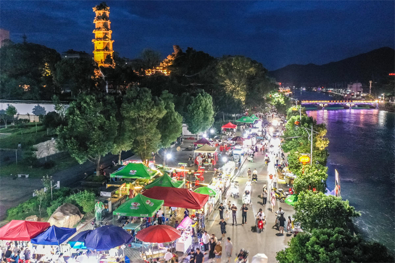 Hunan : le marché nocturne d'été de Lanshan de plus en plus populaire