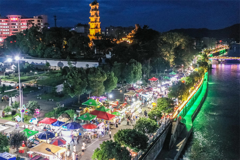 Hunan : le marché nocturne d'été de Lanshan de plus en plus populaire