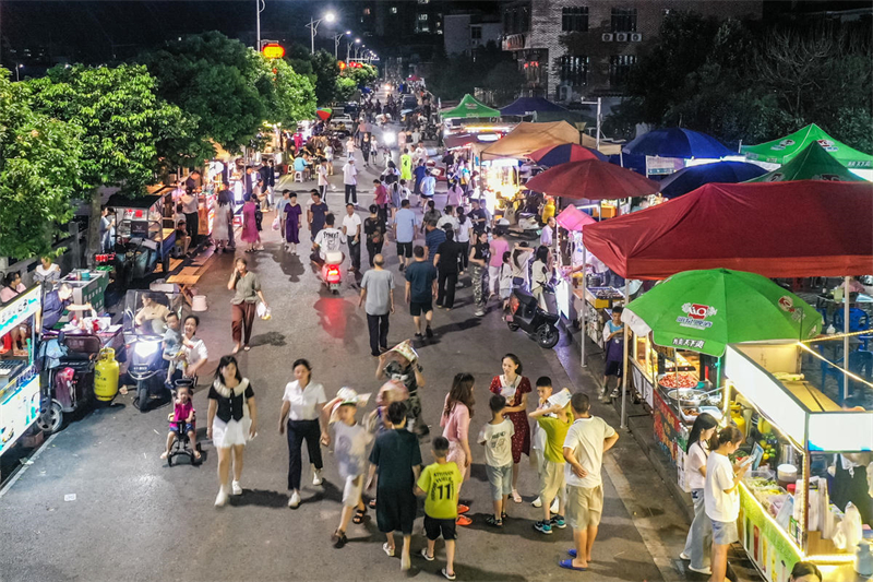 Hunan : le marché nocturne d'été de Lanshan de plus en plus populaire