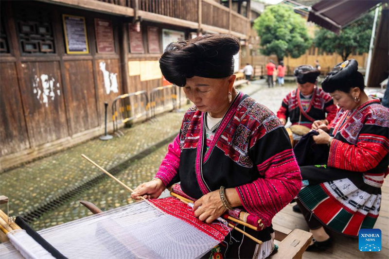 Guangxi : le village de Huangluo intensifie ses efforts pour développer l'industrie touristique des cultures ethniques