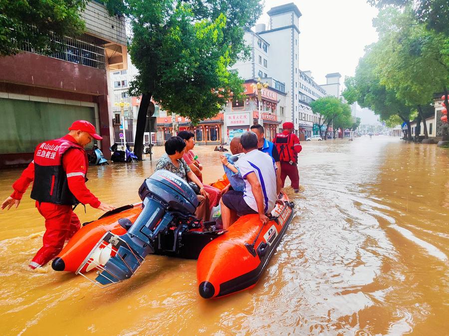 Des secouristes évacuent des habitants du bourg de Huicheng, dans le district de Shexian à Huangshan, dans la province chinoise de l