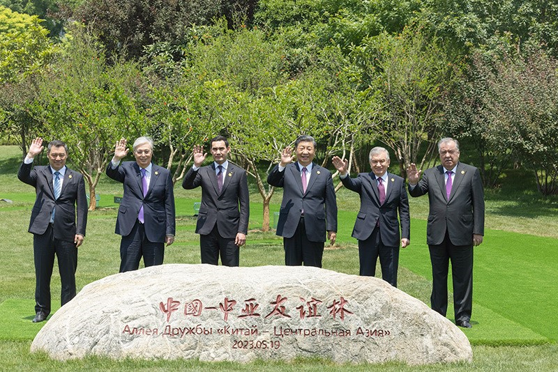 Le 19 mai 2023, après le premier Sommet Chine-Asie centrale, le président Xi Jinping et les dirigeants des cinq pays d'Asie centrale ont planté conjointement six grenadiers, symbolisant l'unité et la coopération étroites entre la Chine et l'Asie centrale. (Liu Bin / Xinhua)