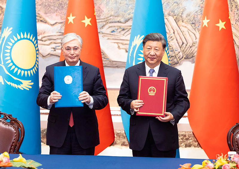 Dans l'après-midi du 17 mai 2023, le président Xi Jinping s'est entretenu à Xi'an, la capitale de la province du Shaanxi (nord-ouest de la Chine) avec son homologue kazakh Tokaïev, qui était en Chine pour assister au Sommet Chine-Asie centrale et effectuer une visite d'État. Après leurs entretiens, les deux chefs d'État ont signé la « Déclaration commune de la République populaire de Chine et de la République du Kazakhstan » et ont assisté ensemble à la signature d'un certain nombre de documents de coopération bilatérale dans les domaines de l'économie et du commerce, de l'énergie, des transports, l'agriculture, de la connectivité, les sciences humaines et les territoires locaux. (Huang Jingwen / Xinhua)