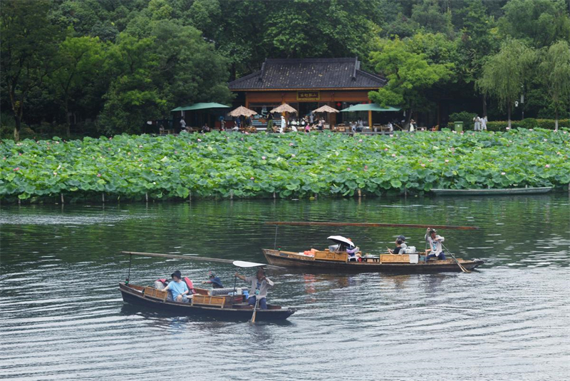 Zhejiang : le lac de l'Ouest de Hangzhou, destination populaire pour le tourisme d'été