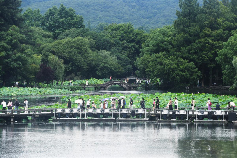 Zhejiang : le lac de l'Ouest de Hangzhou, destination populaire pour le tourisme d'été