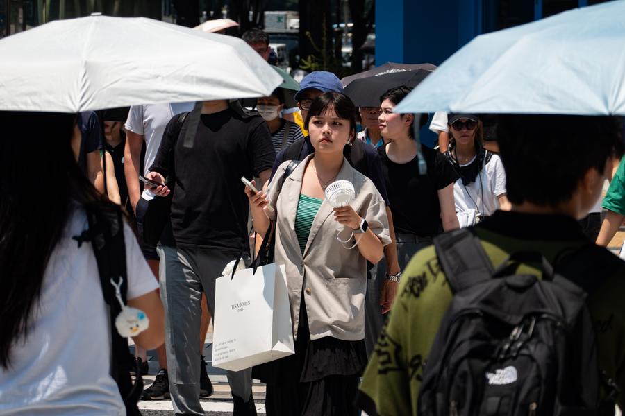 Des gens marchent dans la rue à Tokyo, au Japon, le 4 juillet 2024. (Xinhua/Zhang Xiaoyu) 