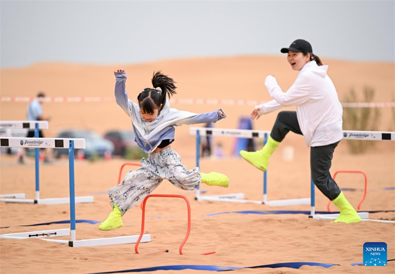 Ningxia : des jeux amusants dans le désert organisés sur le site touristique de Shapotou