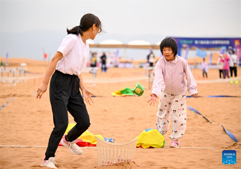 Ningxia : des jeux amusants dans le désert organisés sur le site touristique de Shapotou