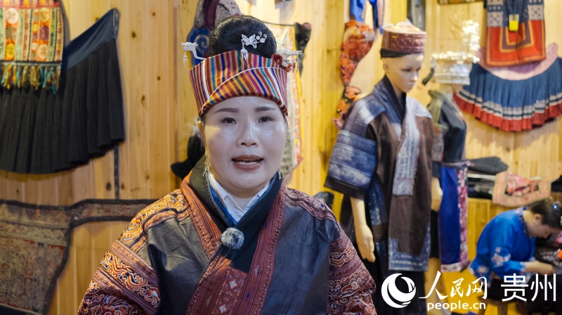 Shi Chuanying présente les techniques de broderie Miao dans un atelier du comté de Taijiang, dans la province du Guizhou (sud-ouest de la Chine). (Tu Min / Le Quotidien du Peuple en ligne)