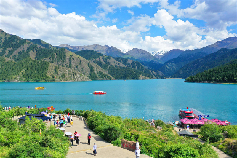 Xinjiang : les visiteurs séduits par les magnifiques paysages du lac Tianchi à Fukang