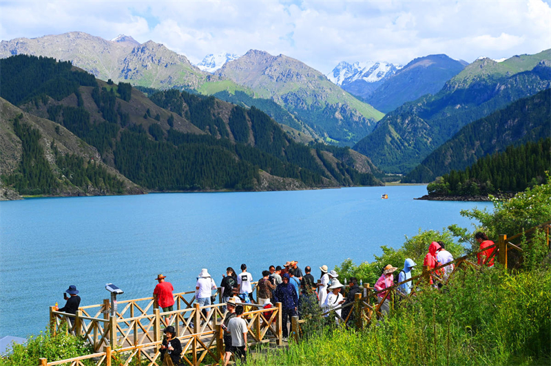 Xinjiang : les visiteurs séduits par les magnifiques paysages du lac Tianchi à Fukang