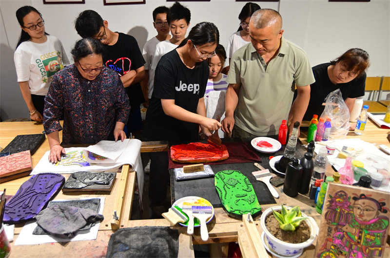 Shandong : à Liaocheng, les élèves découvrent le patrimoine culturel immatériel pendant les vacances d'été