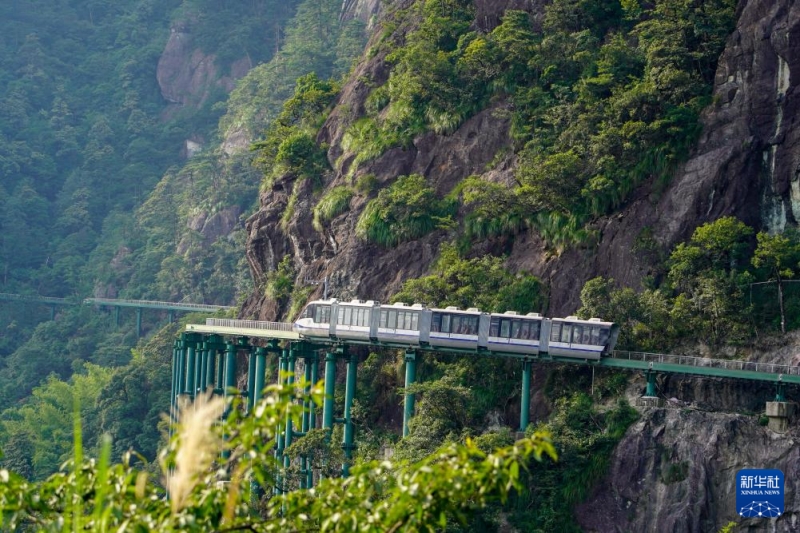 Jiangxi : des « trains navettes sur la falaise » vont offrir une expérience de voyage inégalée