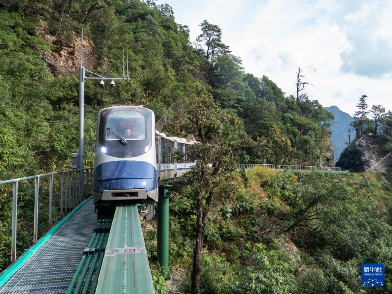 Jiangxi : des « trains navettes sur la falaise » vont offrir une expérience de voyage inégalée