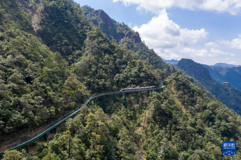 Jiangxi : des « trains navettes sur la falaise » vont offrir une expérience de voyage inégalée