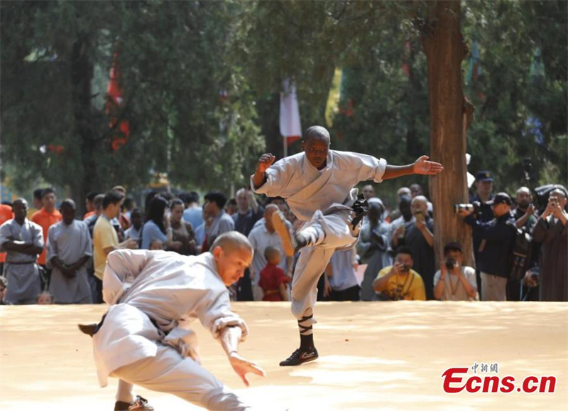 Henan : 10 pratiquants de 47 pays récompensés par le titre d'« étoile du kung-fu Shaolin »