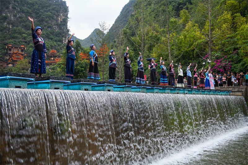 Guizhou : le tourisme estival bat son plein à Xingyi