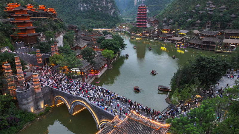 Guizhou : le tourisme estival bat son plein à Xingyi