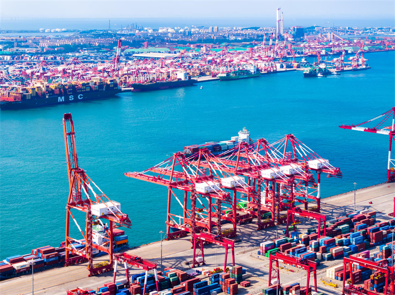 Shandong : le chargement et le déchargement des conteneurs bat son plein dans le port de Qingdao