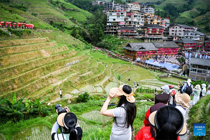 Guangxi : le service d'hébergement chez l'habitant se développe dans le village de Dazhai
