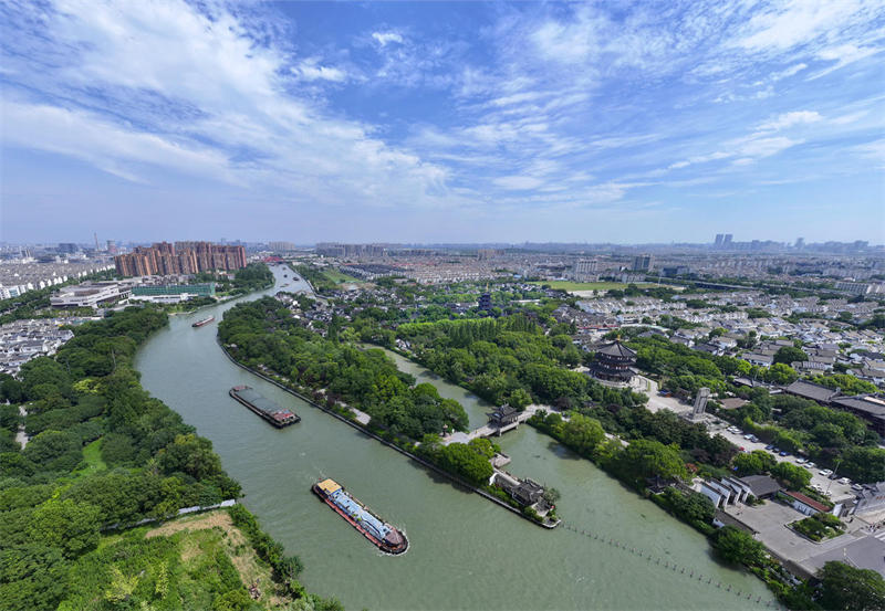 Jiangsu : les transports fluviaux sur la section de Fengqiao du Grand Canal Beijing-Hangzhou à Suzhou battent leur plein